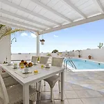 Flora - Vipvipvillas Vila