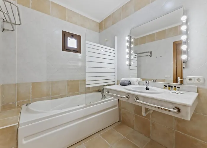 Flora - Vipvipvillas فيلة بلايا بلانكا